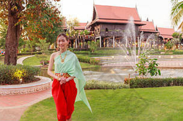 年轻的美丽的泰国亚洲女人沙拉酱古董复古的传统的泰国服装等待客人泰国文化传统的图里斯