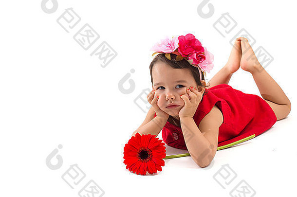 带着红色花朵的悲伤的小女孩被隔离在白色的地板上