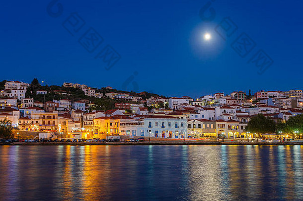 黄昏时分拍摄的希腊南部城市皮洛斯的全景，月亮在城市上空