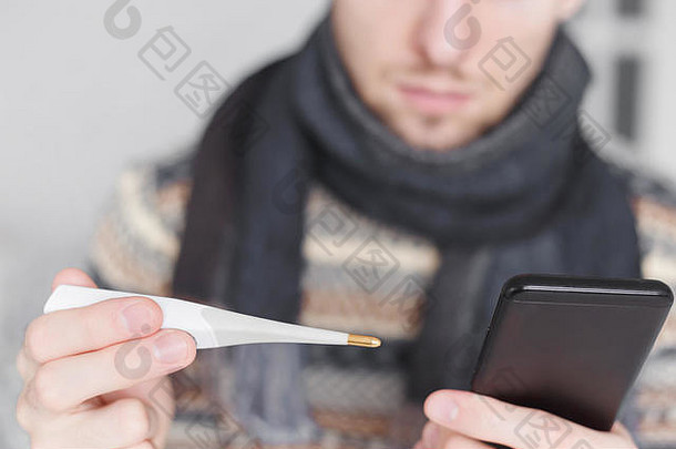 一名男子感冒时通过互联网连接到他的在线医生进行治疗