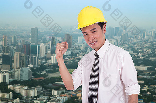 快乐工程师庆祝手臂提高了概念成功的城市背景
