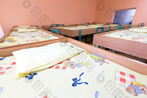 幼儿园卧室，有小双层床，有楼梯供孩子们使用。
