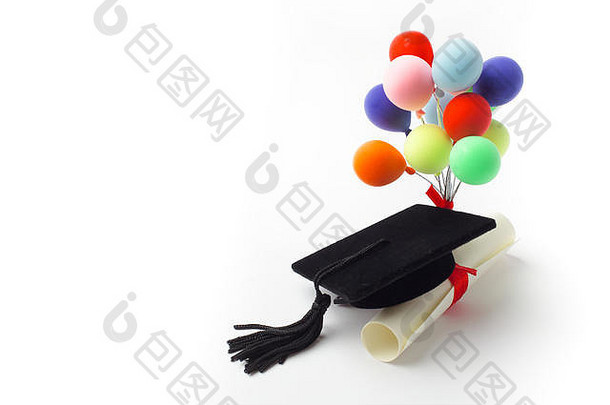 黑色毕业帽、学位和气球在白色背景上隔离。