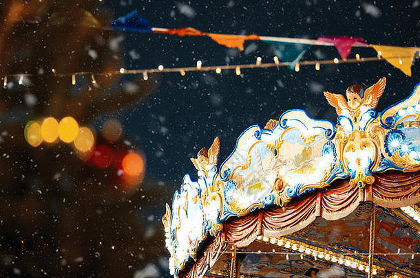晚上在新年或圣诞集市上旋转木马。欧洲庆典。