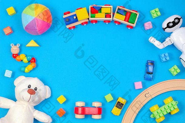 孩子们玩具背景白色泰迪熊木火车玩具车机器人色彩斑斓的块光蓝色的背景