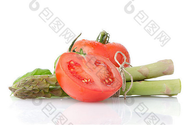 成分：白色背景下分离的番茄和芦笋。