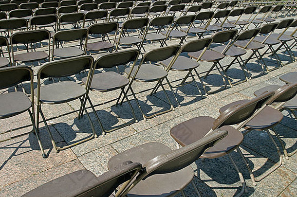 加拿大渥太华为户外活动准备的一排折叠椅