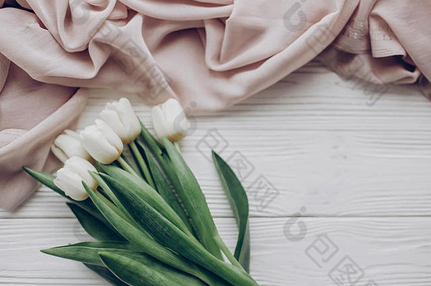 新浪微博春天平躺时尚的白色郁金香米色软织物乡村木表格背景前视图软光温柔大气