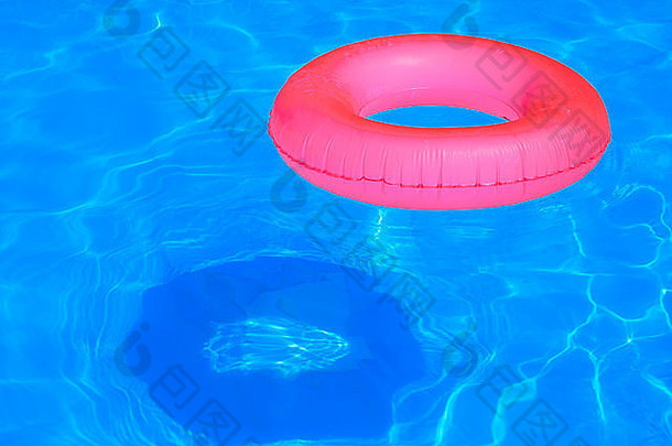 五颜六色的充气球和圆管漂浮在游泳池里