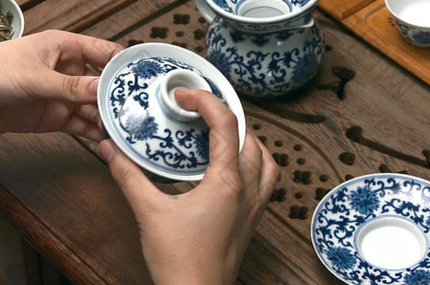 中国人茶仪式执行茶主中国人茶仪式女手倒茶杯