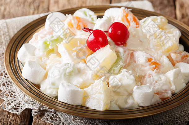 夏天的龙涎香是一道美味的水果和蜜饯沙拉，盘子上有香草酸奶特写镜头。水平的
