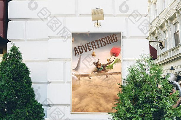 广告牌广告概念上的旅行女孩飞行翼飞机云城市街斯洛伐克