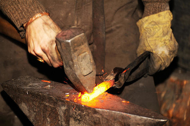 铁匠工作金属锤铁砧打造
