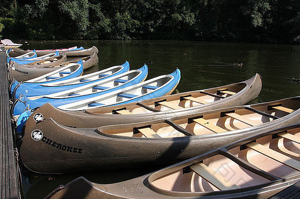 湖上的独木舟