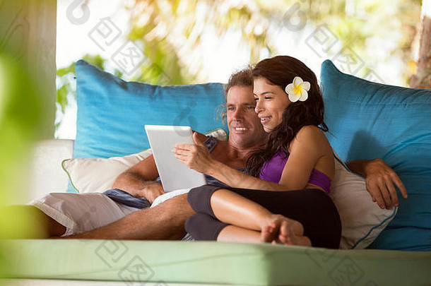 夫妇放松沙发电子平板电脑