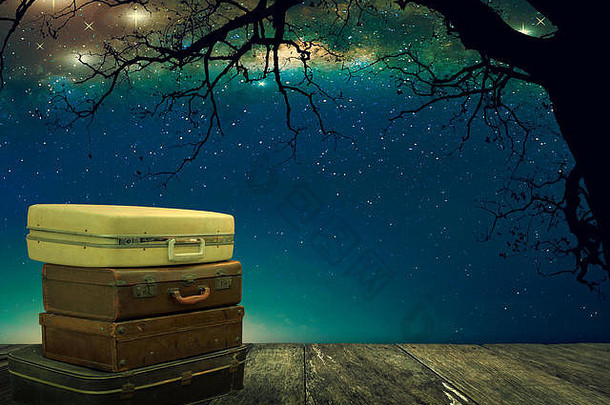 堆放皮革行李木板材星星晚上天空背景旅行概念幻想Lanscape