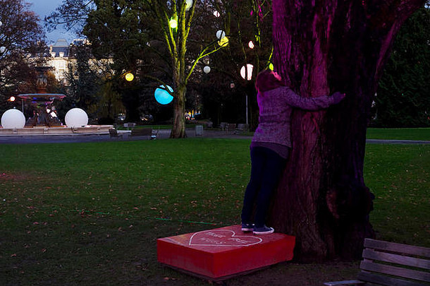 在12月期间，树木接受日内瓦/瑞士艺术家创作的发光装饰物