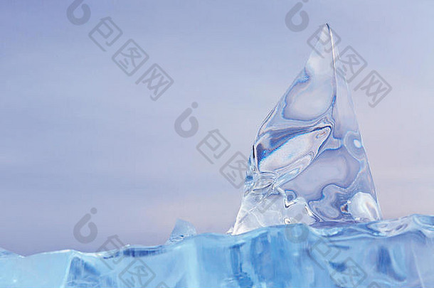 美丽透明的冰块。