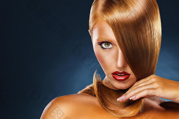 蓝色背景上一位年轻红发女子的肖像
