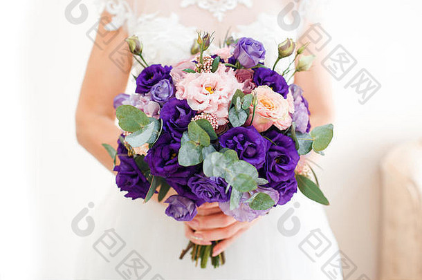紫罗兰色的花束玫瑰牡丹婚礼一天