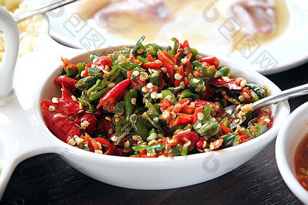 图为在白碗中煮辣椒以获得辛辣风味。