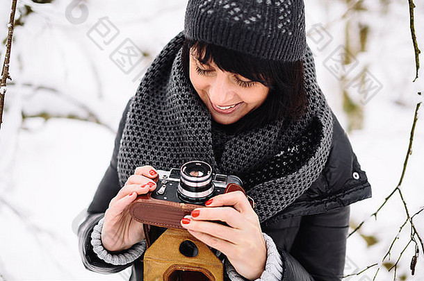 美丽的浅黑肤色的女人女孩古董相机