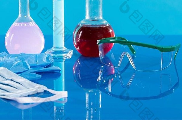 在各种化学实验中，实验室<strong>始终</strong>需要个人防护设备。