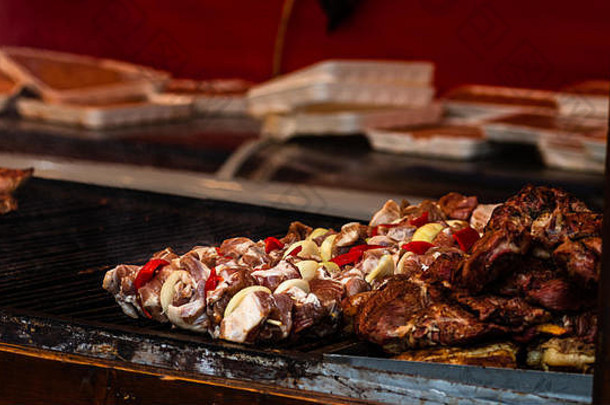 木炭烤架上多汁的热气腾腾的肉、猪肉牛排、鸡胸肉、香肠、街头美食节上的肉排