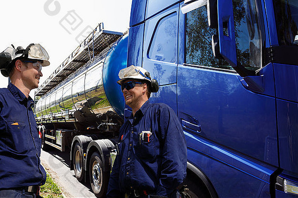 工业工人为大型油气卡车重新加油