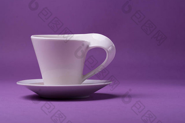 紫色背景上的白色空瓷杯。摄影棚拍摄