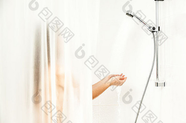 淋浴时站在窗帘后面的女人，手把手放在水下