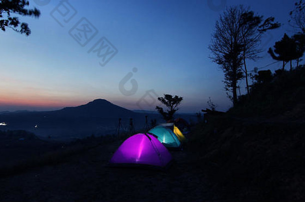 黄昏时分的露营帐篷，山景背景