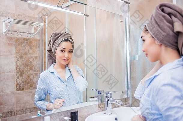 美丽的女人毛巾头镜子浴室