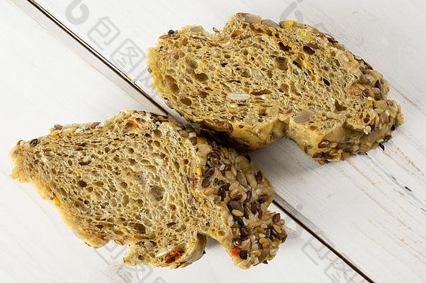 一组两片新鲜谷物法式面包放在白木上