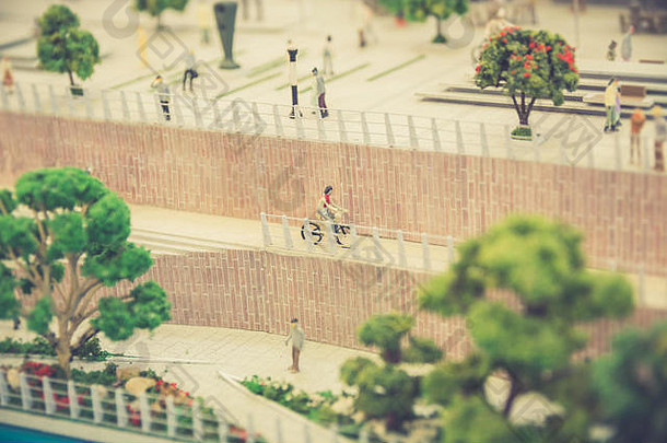 贝尔格莱德滨水区项目，贝尔格莱德水上，城市公园和骑自行车欣赏的微型人物雕像，复古过滤效果