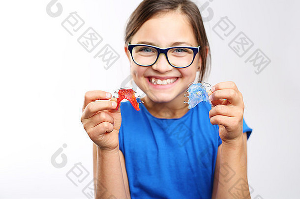 一个戴着矫正器的小女孩的肖像。戴着彩色矫正器的漂亮女孩。