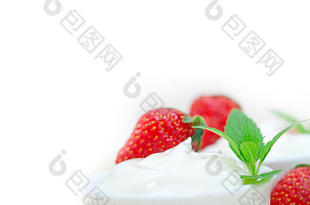 有机希腊酸奶和草莓搭配白色乡村木餐桌