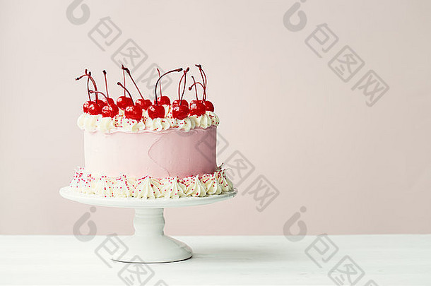 用糖霜和樱桃装饰的蛋糕