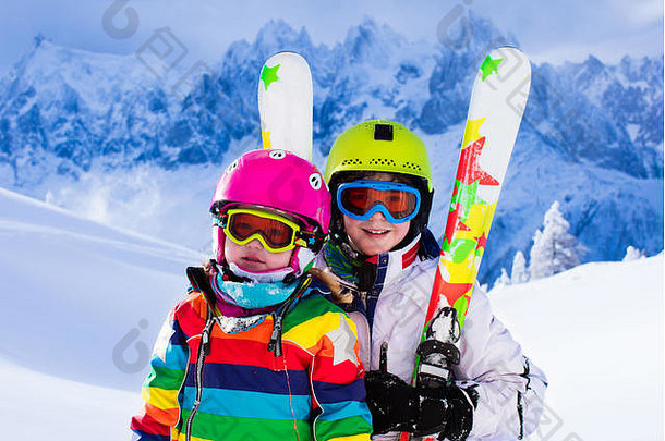 男孩女孩滑雪山蹒跚学步的孩子少年头盔护目镜波兰人滑雪比赛孩子们冬天体育运动
