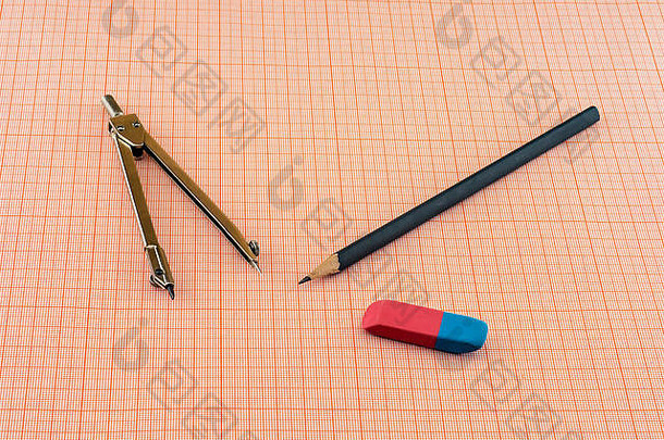 在一张图表纸上，指南针用铅笔和橡皮擦固定