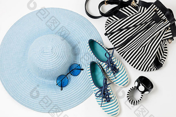 蓝色时尚配饰-帽子、鞋子和包、手镯和眼镜。