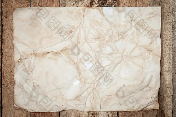 木质桌子上的复古皱折纸纹理