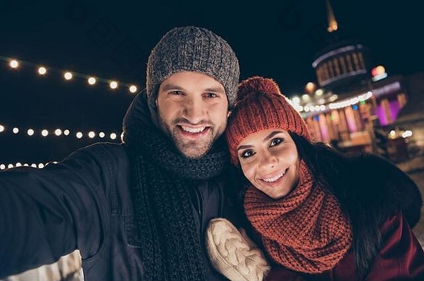 他/她的自画像漂亮迷人可爱快乐温柔甜蜜的夫妇穿着温暖的衣服度过十二月的冬天