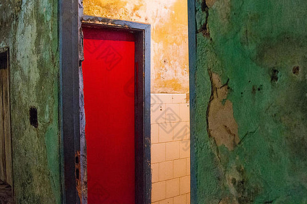 红色的门和破旧的墙。