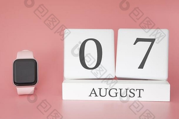 带有立方体日历的现代手表，粉色背景，日期为8月7日。概念暑假。