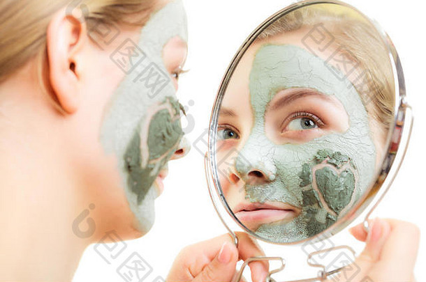 皮肤护理女人粘土泥面具脸心脸颊镜子孤立的白色女孩采取护理干肤色美产值