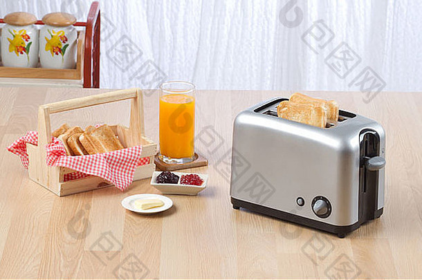 面包烤面包机是准备早餐所需的厨房用具