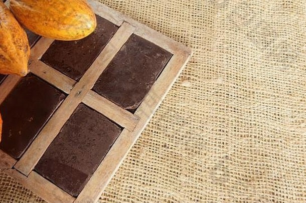特写镜头手工制作的巧克力块内部乡村木帧成熟的可可水果