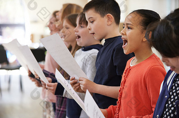 集团学校孩子们唱歌唱诗班