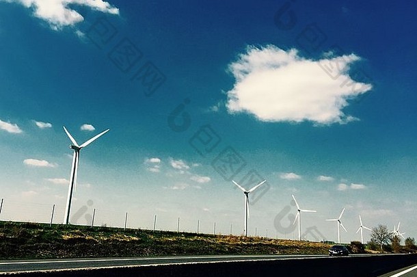 公路上的风力涡轮机